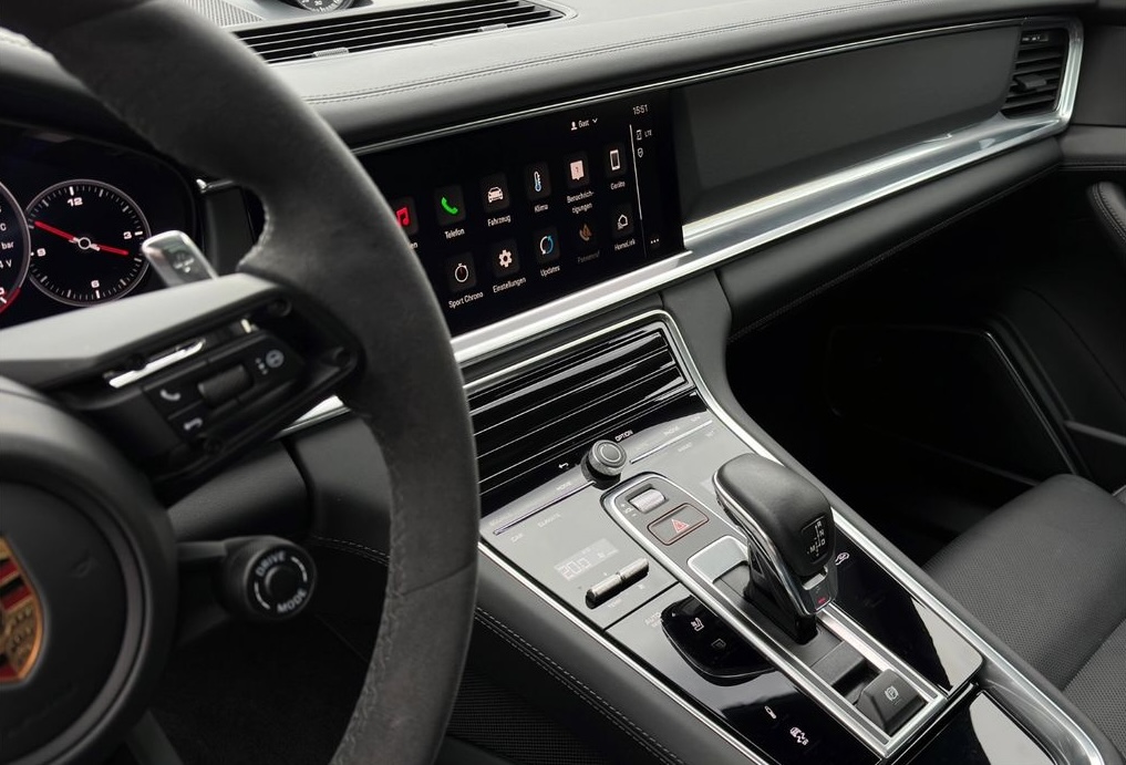 PORSCHE PANAMERA GTS SPORT TURISMO | německé předváděcí auto | skladem na dovoz | sportovně luxusní kombi | V8 benzín 480 koní | černá s černou kůží | maximální výbava | super cena | nákup online | AUTOiBUY.com